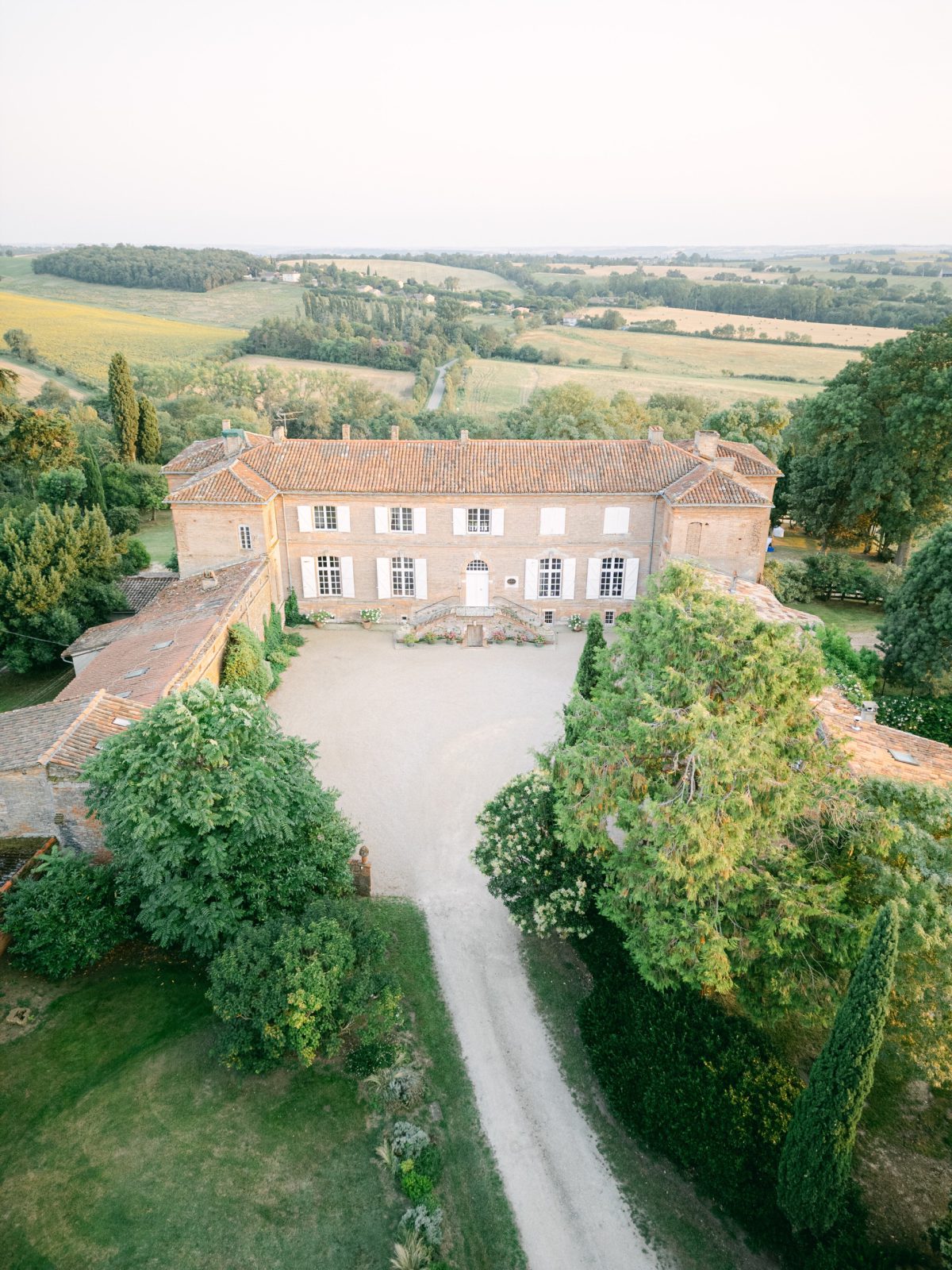 Vue aérienne du Château des Varennes avec cour d’honneur et campagne environnante